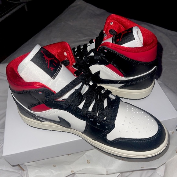 Jordan 1 Mid Black Sail Gym Red - Picture 1 of 5